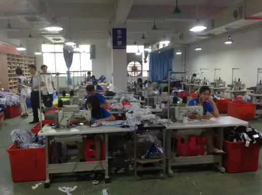 Workers-are-busy-with-their-work-in-Guangzhou-clothes-factories-1